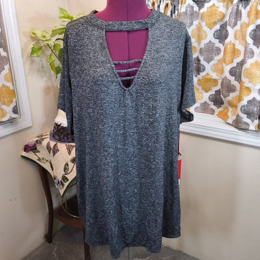 NWT Jennifer Lopez Heather Gray Top with Ladder V-neck Design. Size 3X. UUCP